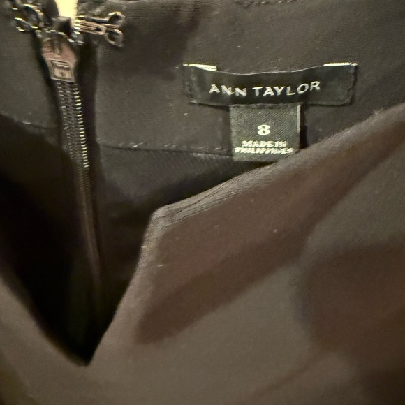 Ann Taylor Black Sleeveless Blouse Size 8 V-Neck Zip Back - Picture 6 of 6
